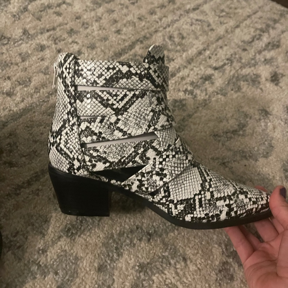 NWT LULUS SNAKE SKIN BOOTIES